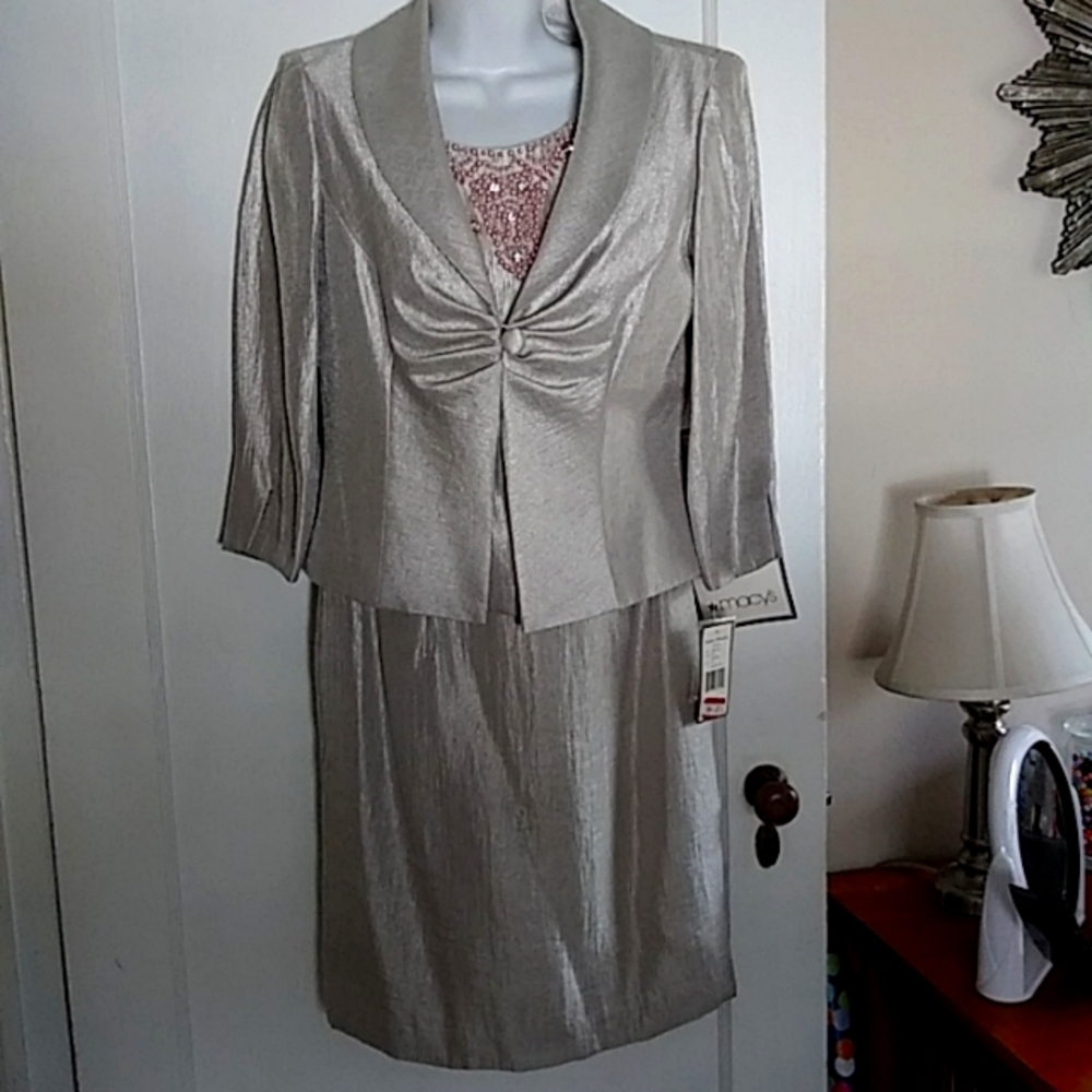 NWT Jessica Howard silver 2 piece suit. Size 6P.